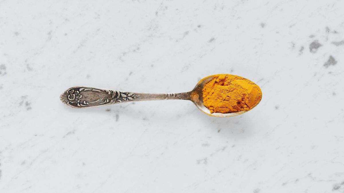 La cúrcuma es un aditivo alimentario que sirve de colorante y que aporta aroma y sabor a los alimentos