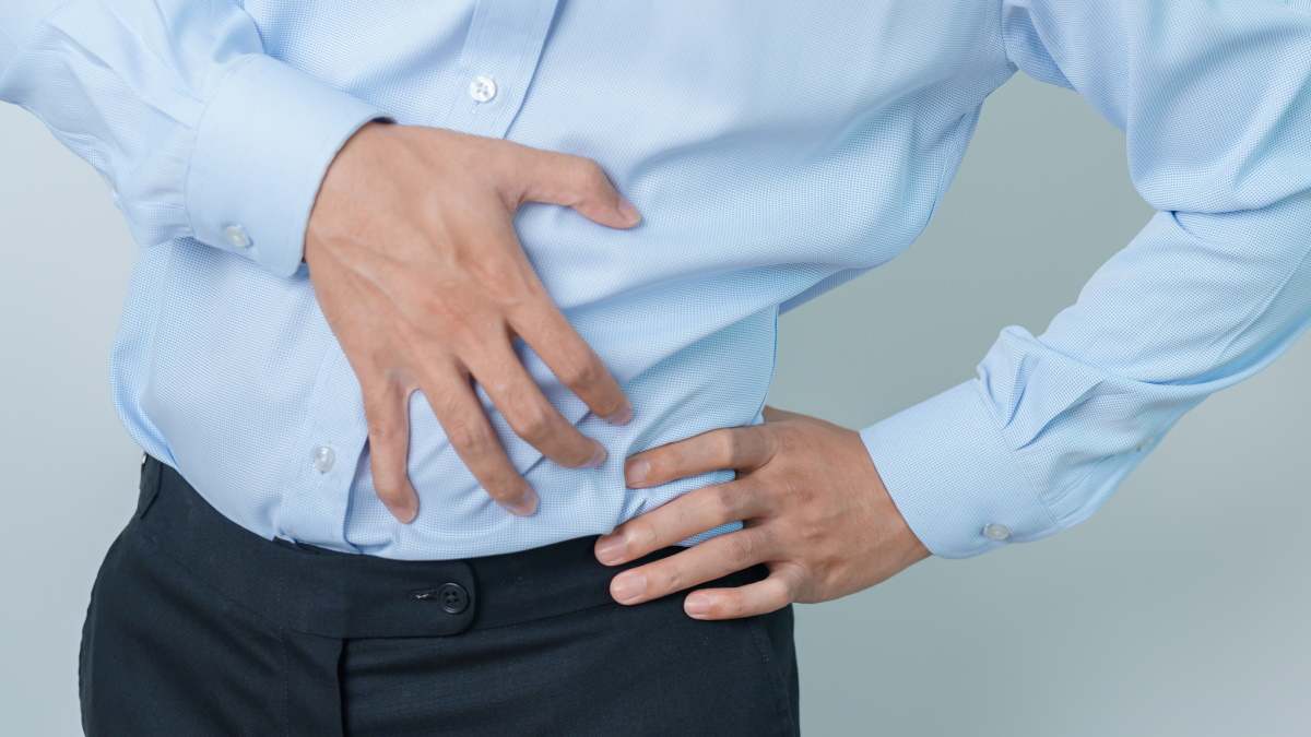 Foto de recurso de una persona que se duele del vientre.
