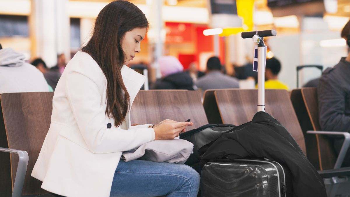 Una mujer espera en el aeropuerto por el retraso de su vuelo.