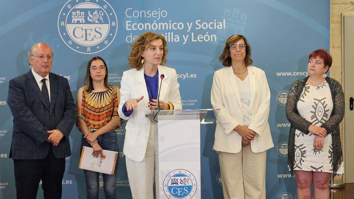 La directora general de Vivienda de la Junta, María Pardo, durante la presentación del informe