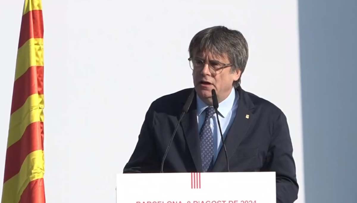 Carles Puigdemont se dirige a la multitud.