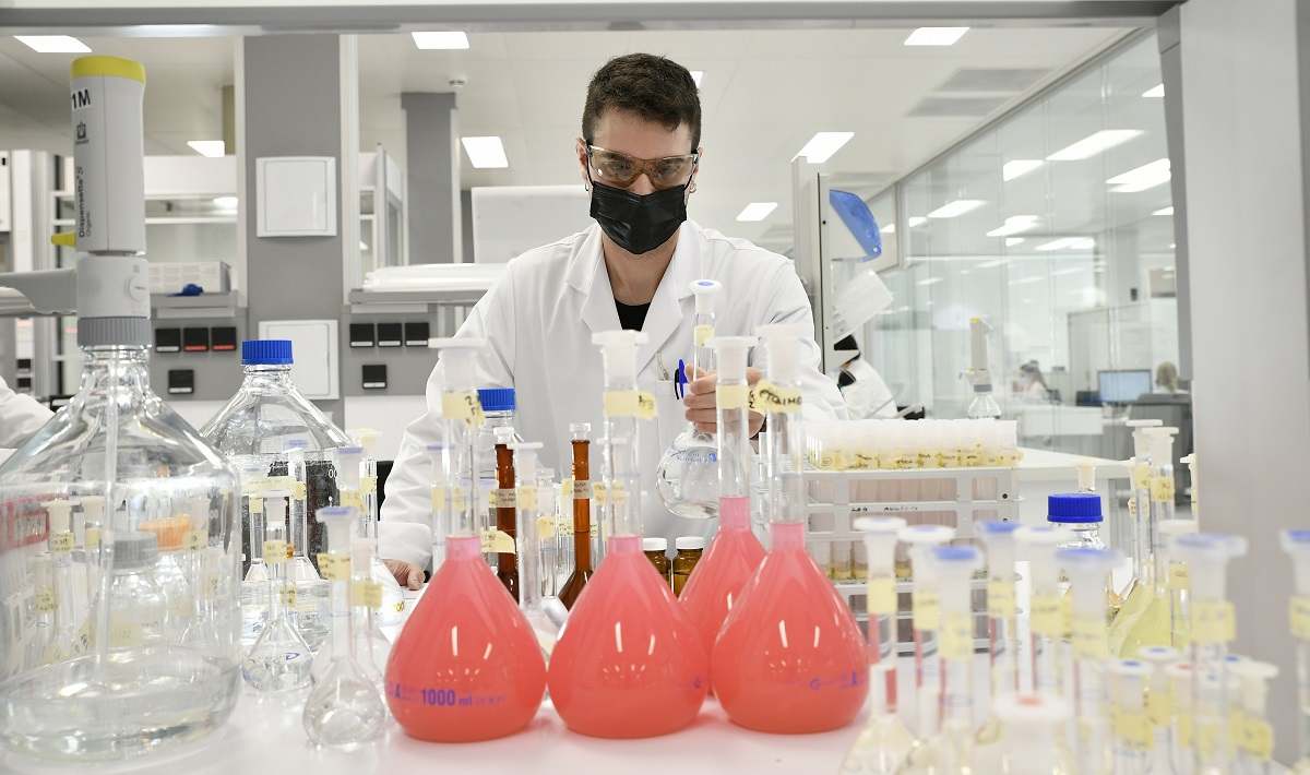 faes-farma-laboratorio-1200.jpg