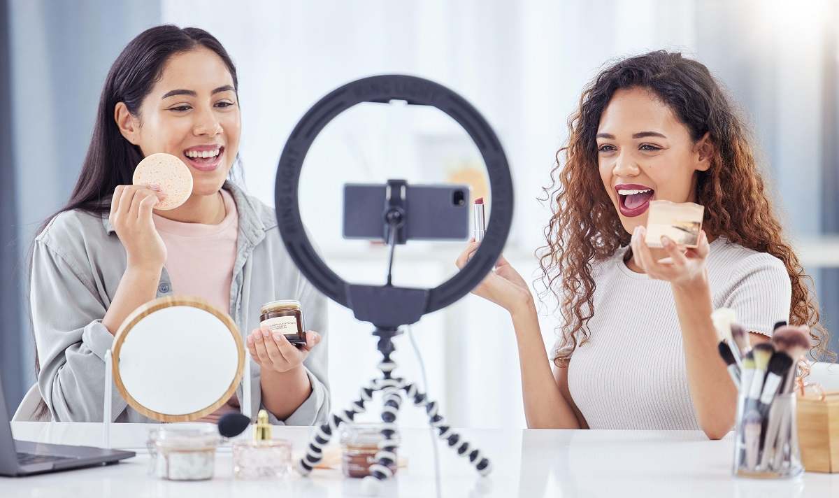 Dos mujeres graban un vídeo