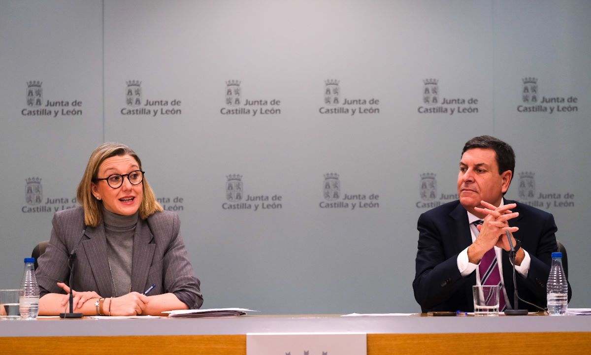 Isabel Blanco, consejera de Familia de Cyl, con el portavoz del Gobierno, Carlos Fernández Carriedo