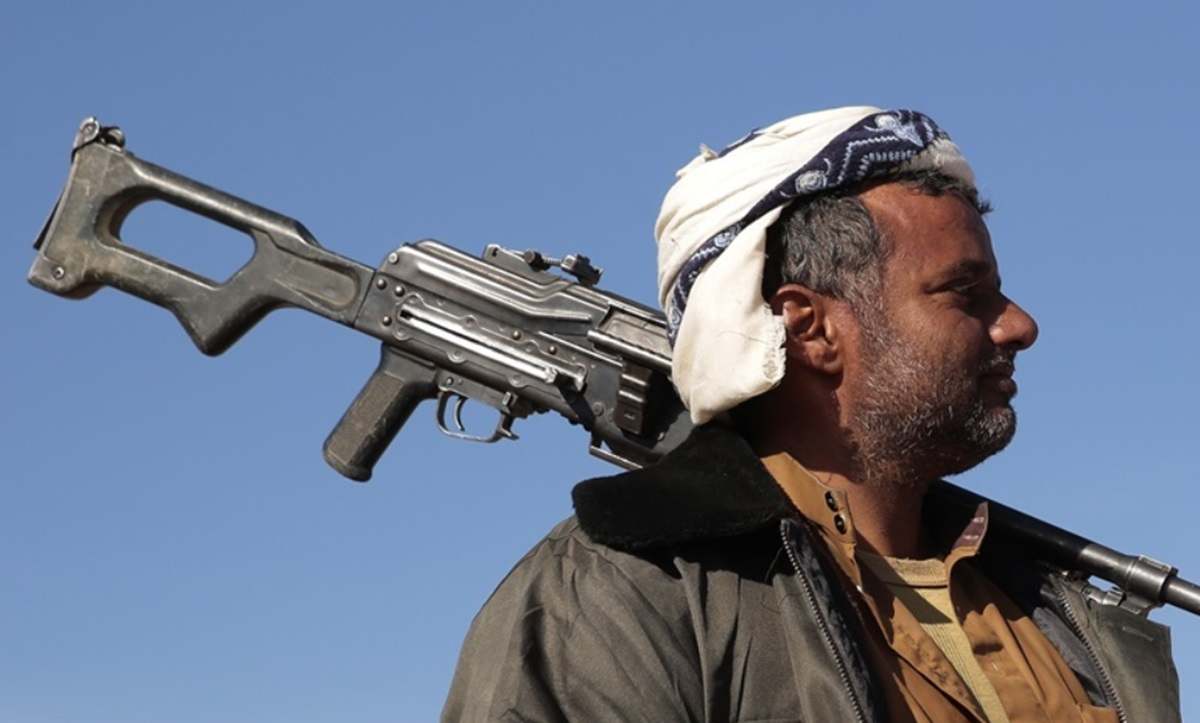 Partidarios de los hutíes de Yemen sostienen sus armas durante una protesta. / Foto: EP