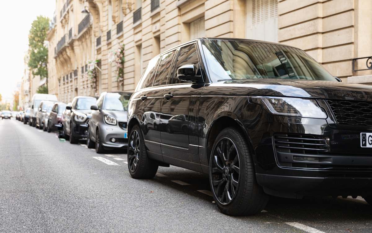 SUV aparcado en París junto a Smart