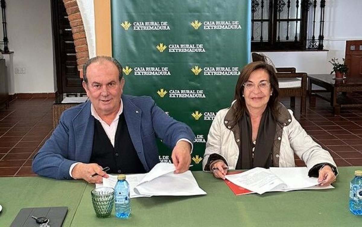 El presidente de Caja Rural de Extremadura, Urbano Caballo, y la presidenta de la DO Dehesa de Extremadura, Elena Diéguez, firman el convenio