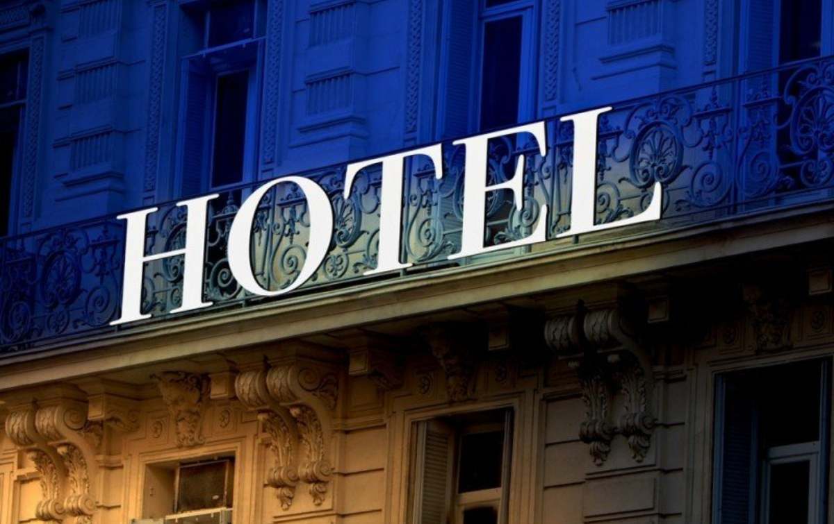 Imagen de la fachada de un hotel