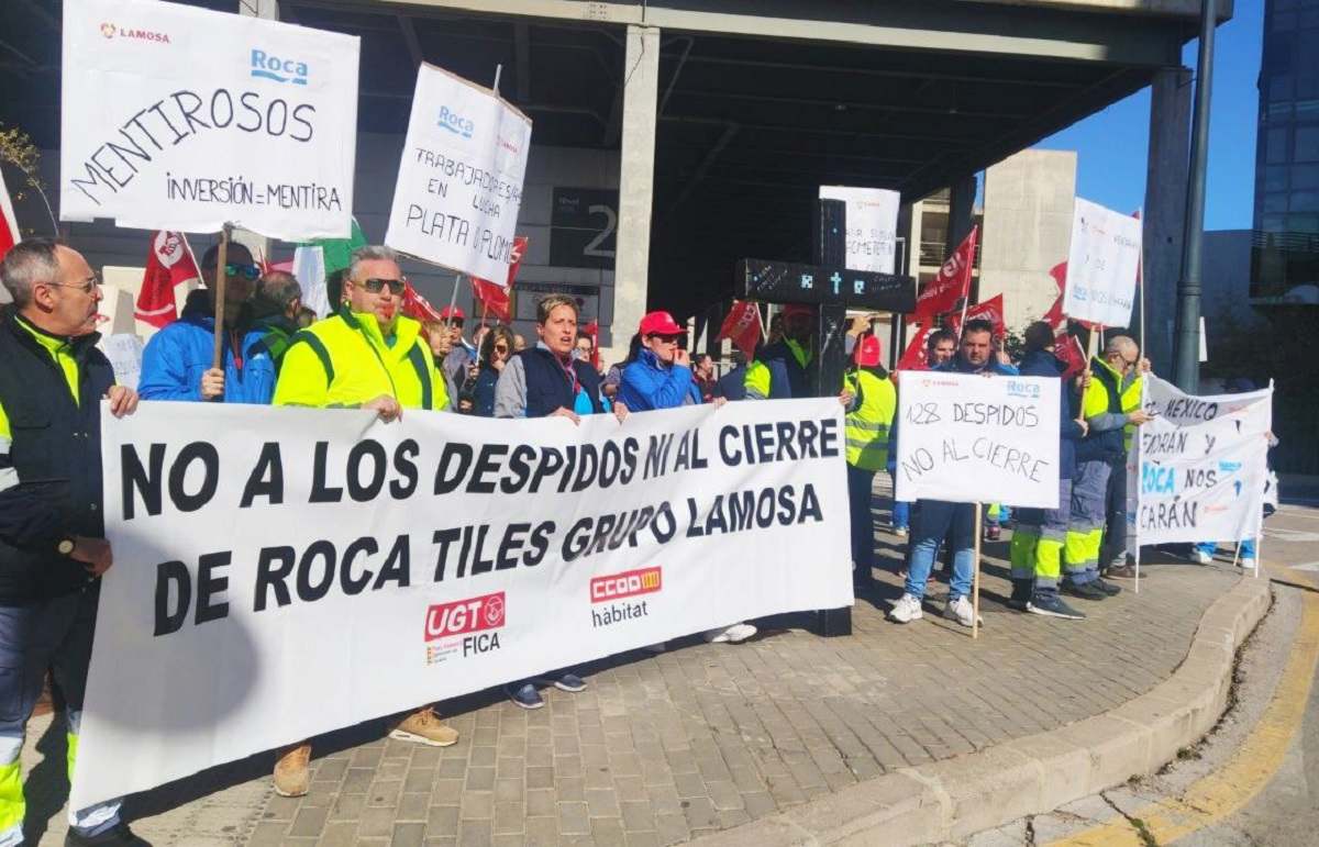 Concentración de trabajadores de Roca Tiles en Cevisama.