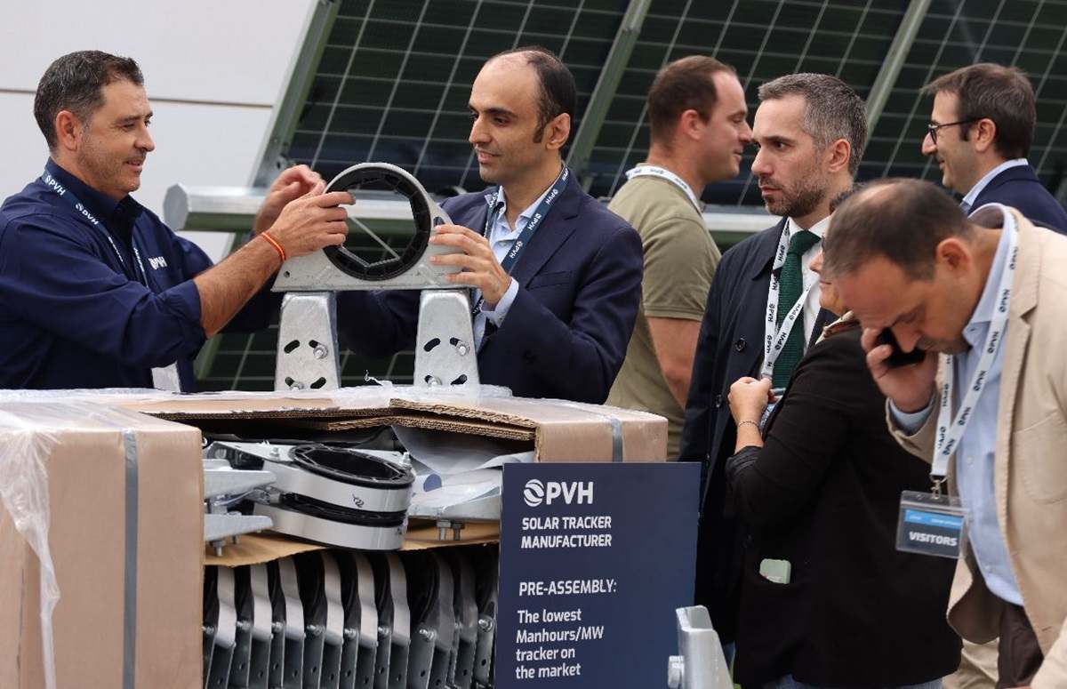 Emilio García, CEO de PVH, en el centro, en las nuevas instalaciones.
