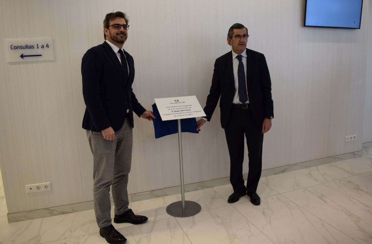 En la inauguración, el presidente de HM Hospitales, Dr. Juan Abarca Cidón, y el conselleiro de Presidencia, Diego Calvo.