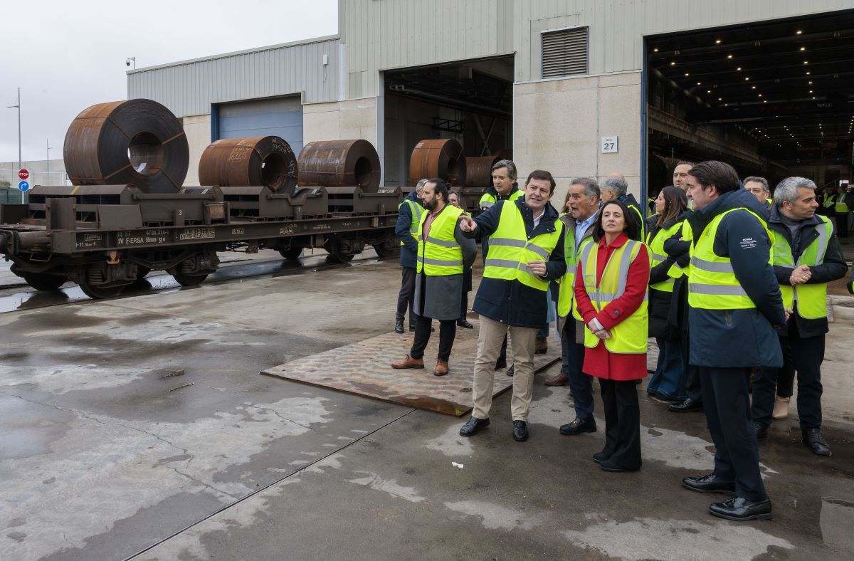 Mañueco visita el ramal ferroviario del polígono de Villadangos