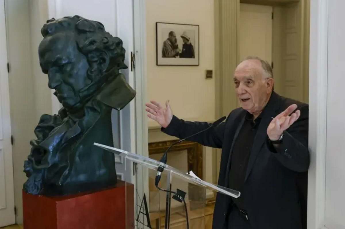 El presidente de la Academia de Cine, Fernando Méndez-Leite , anuncia que Barcelona será la ciudad que acogerá los Premios Goya 2026. EFE/Juan Carlos Hidalg