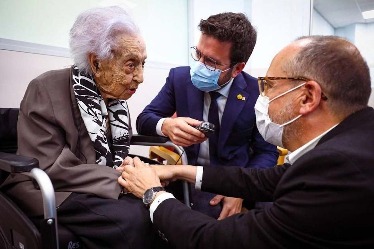 Maria Branyas, en una imagen de archivo junto a Pere Aragonès.