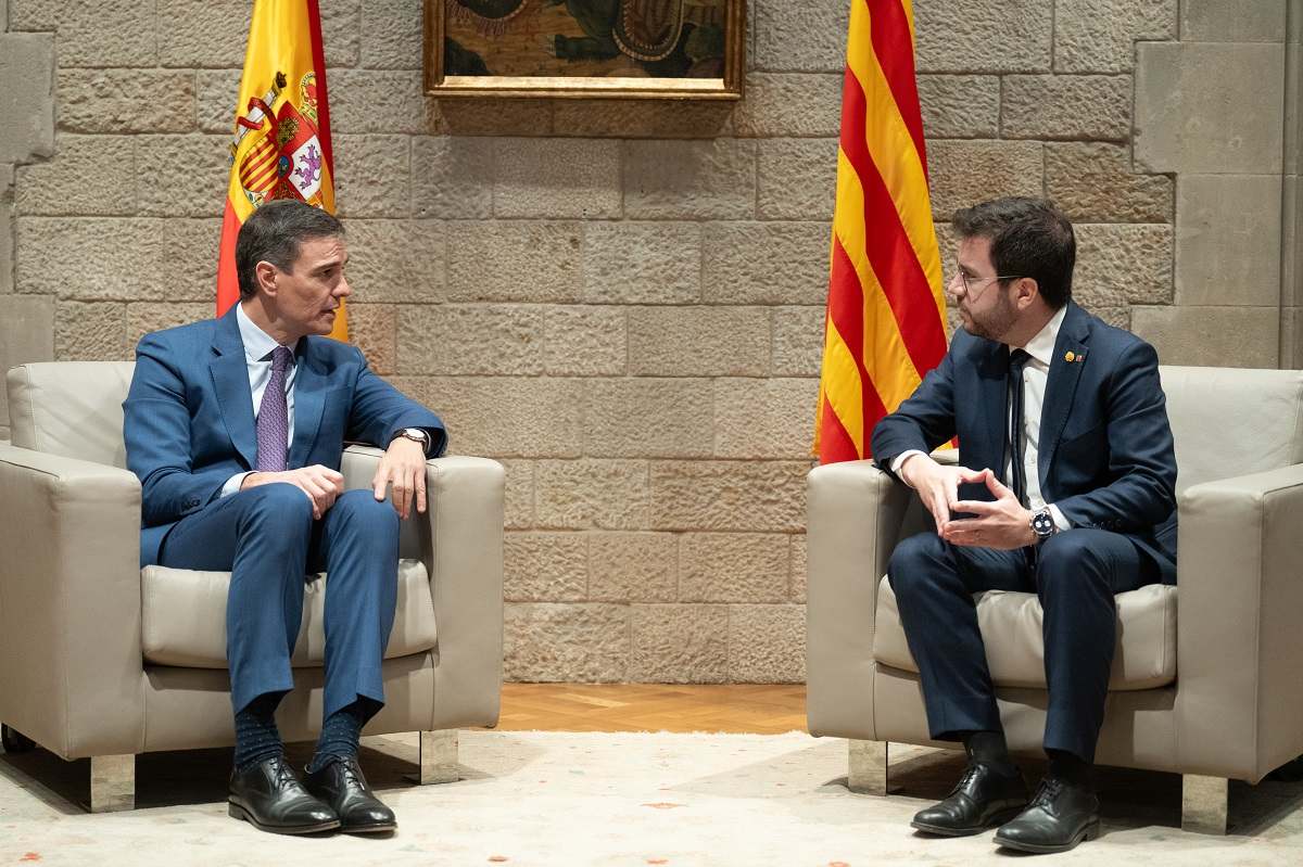 El presidente del Gobierno, Pedro Sánchez, junto al presidente de la Generalitat, Pere Aragonès. EE