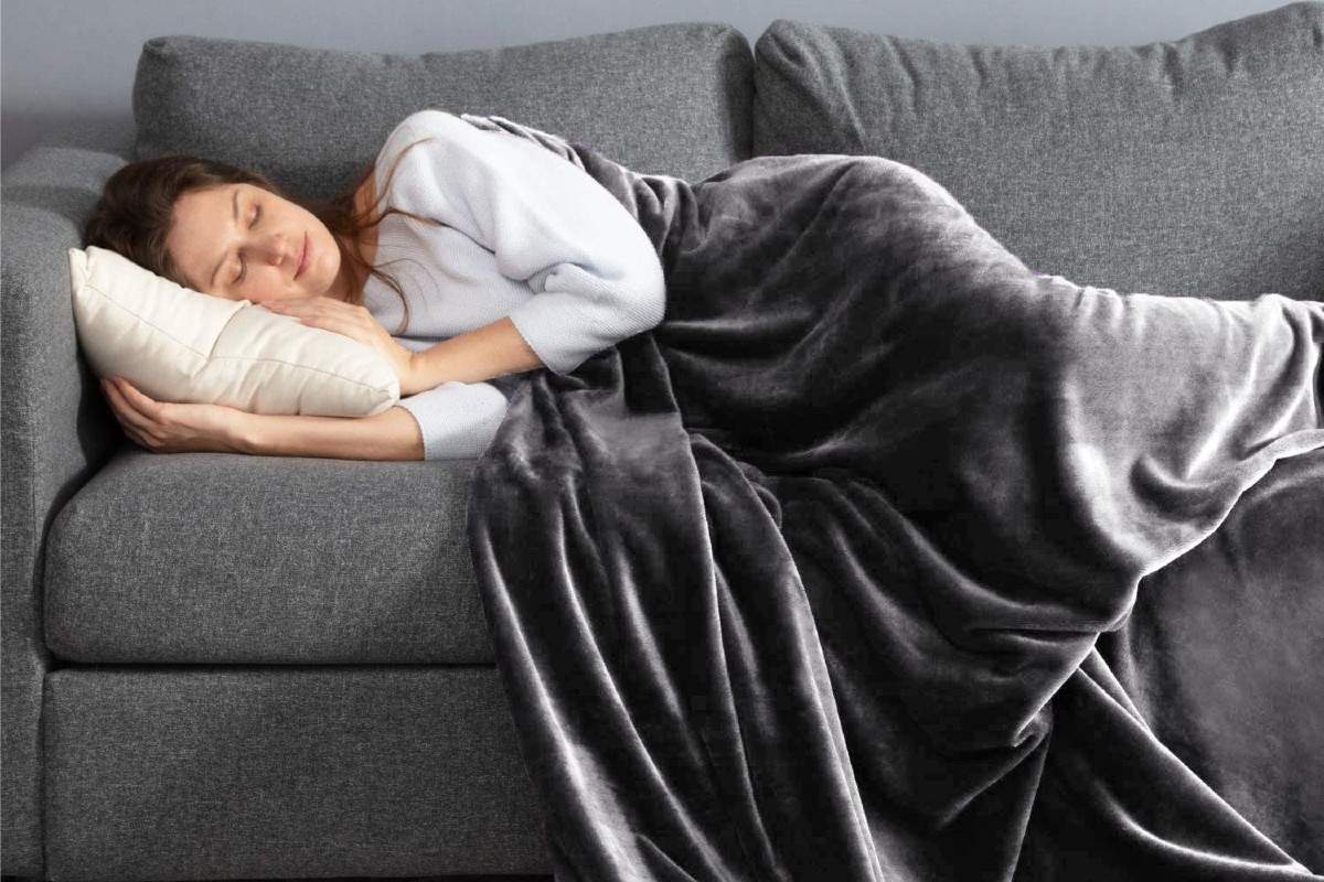 Los-dias-frios-se-disfrutan-mas-desde-el-sofa-y-bajo-las-mejores-mantas.jpg