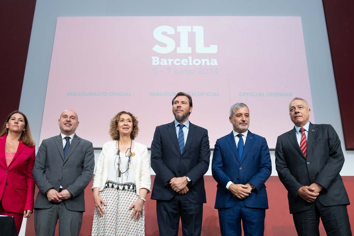 Las autoridades en la inauguración de la feria SIL 2024. EE