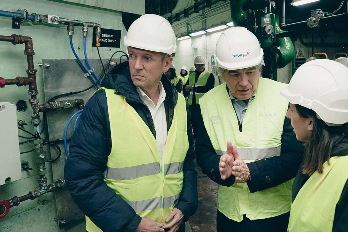 El presidente de Galicia, Alfonso Rueda, junto al presidente de Naturgy, Francisco Reynés. EE