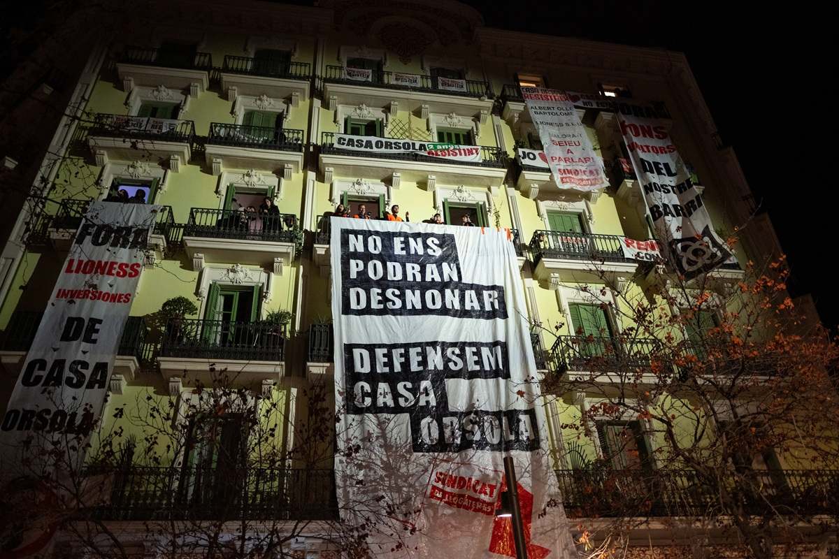 Fachada de la Casa Orsola con un cartel del Sindicat de Llogateres. EP