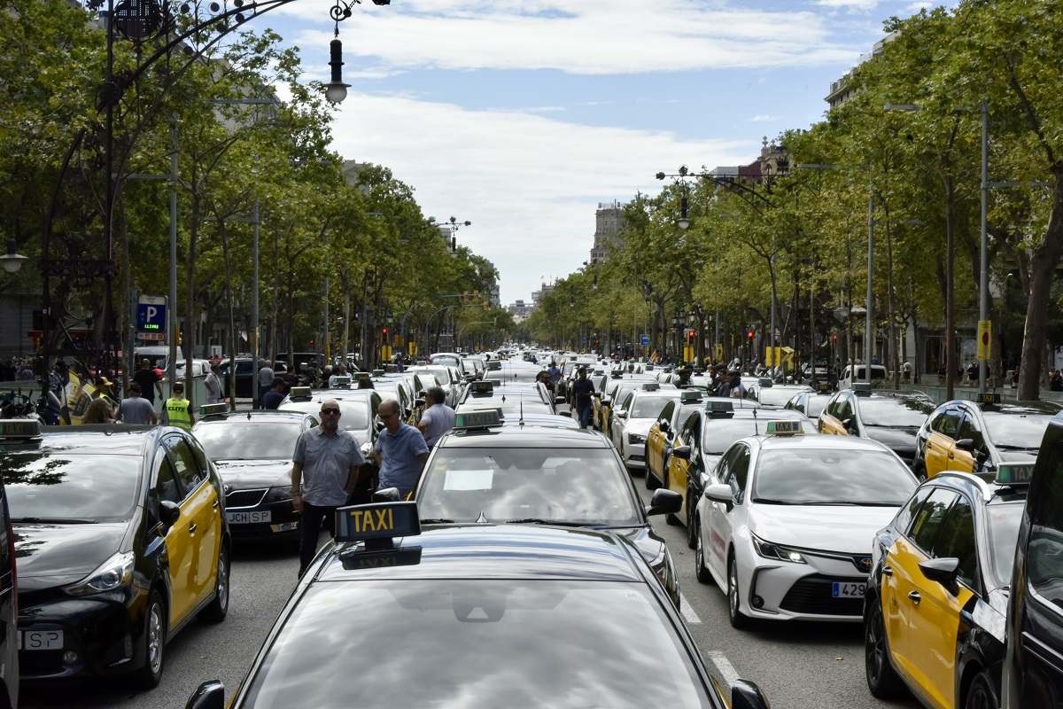 Concentración de taxis en el paseo de Gracia de Barcelona. EE