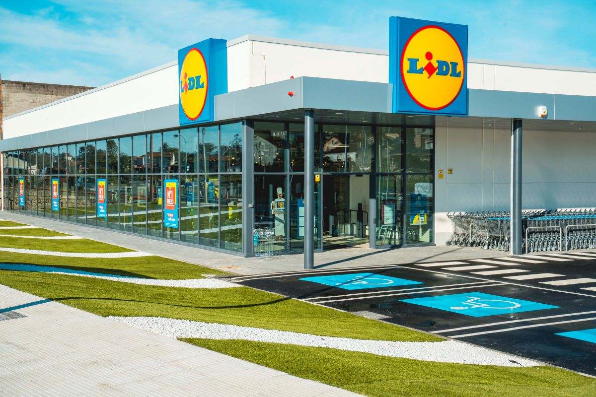 Exterior de la tienda de Cambados (Pontevedra) que entró en funcionamiento el pasado 29 de noviembre.