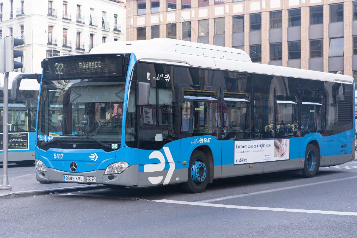 autobus-emt-madrid-iStock-1360589083.jpg
