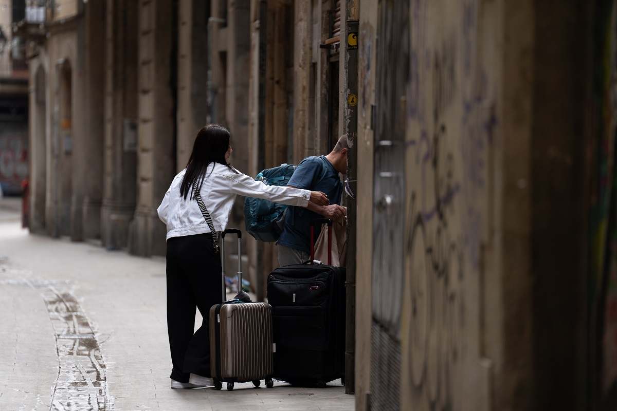 Dos turistas con maletas en el centro de Barcelona. EE