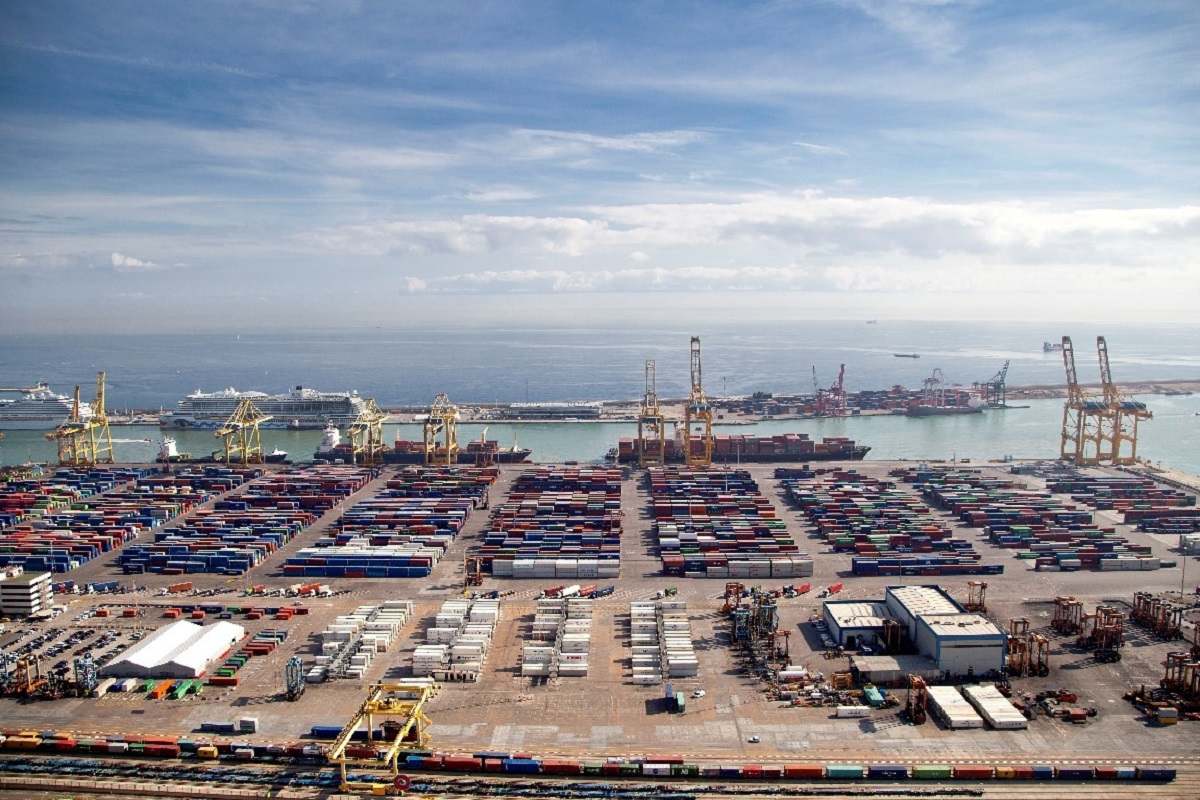 Una terminal del Puerto de Barcelona junto a las vías del tren. EE