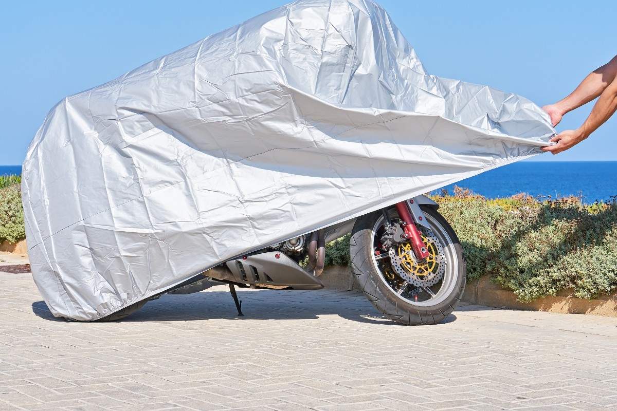 4-fundas-para-motos-que-te-permitiran-proteger-tu-vehiculo-de-las-inclemencias-del-tiempo.jpg