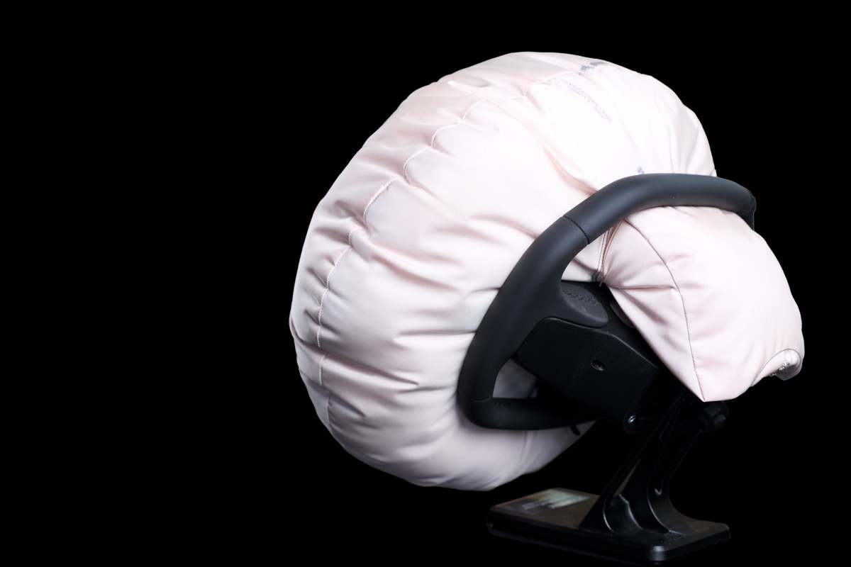 Airbag ZF con despliegue por dentro del aro del volante