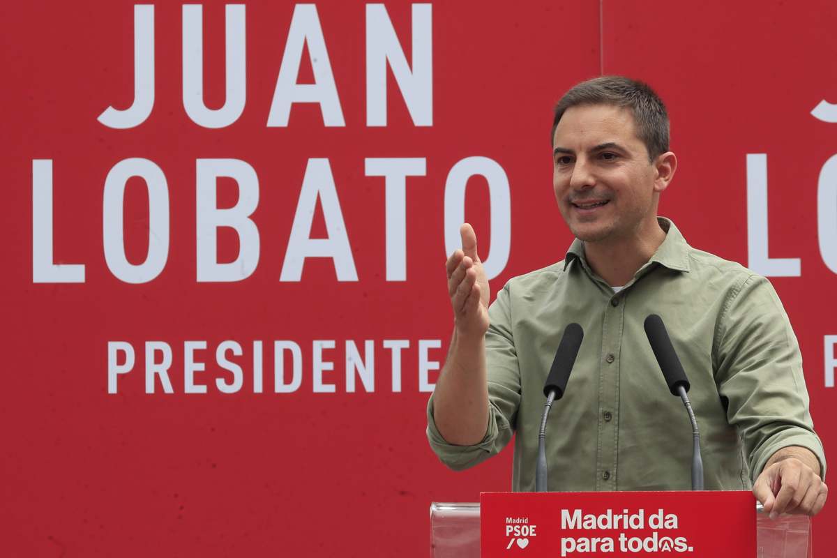Juan Lobato durante un mitin