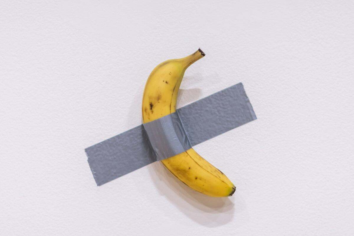El famoso plátano pegado a la pared con cinta adhesiva.