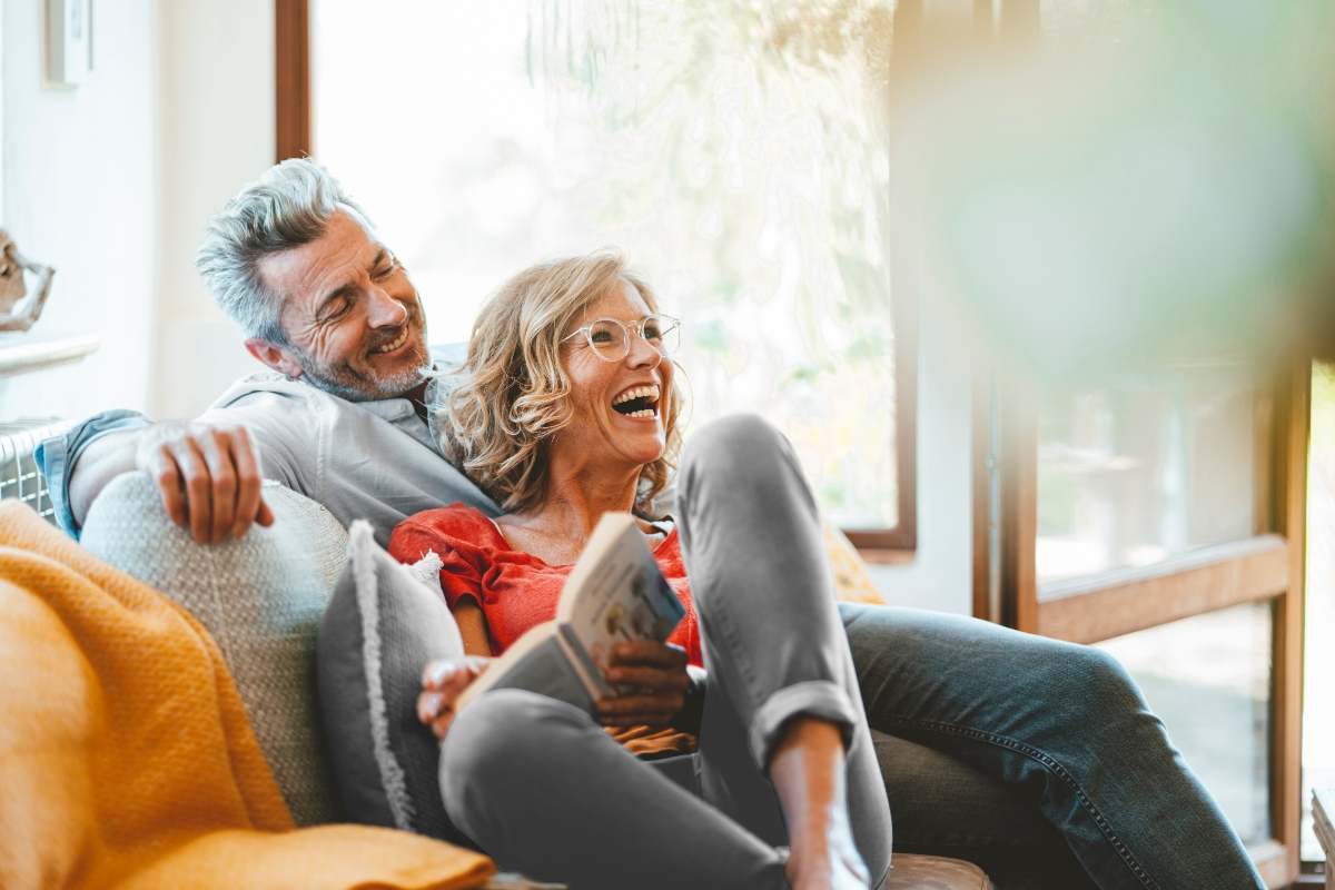 pareja-sofa-feliz