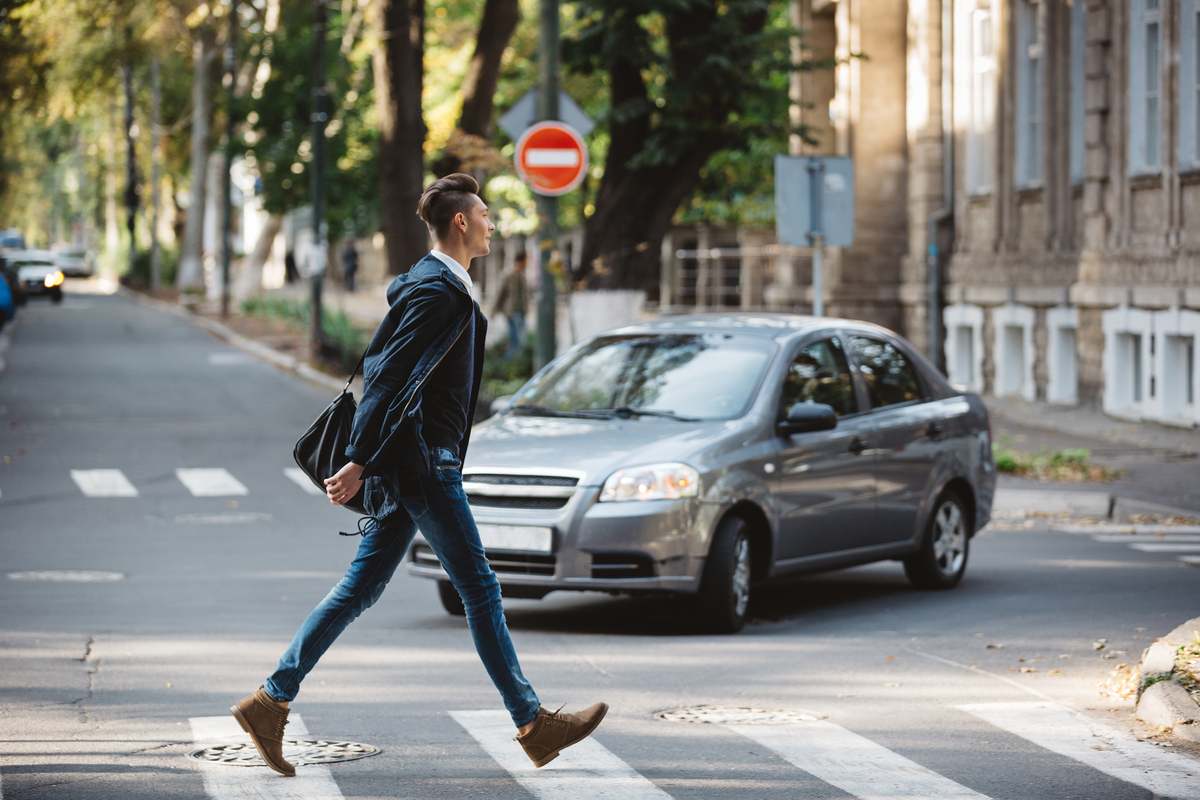 paso de cebra peatón coche