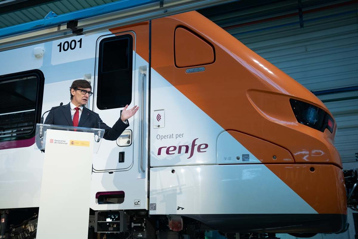 El presidente de la Generalitat de Cataluña, Salvador Illa, frente a un tren de Rodalies. EP