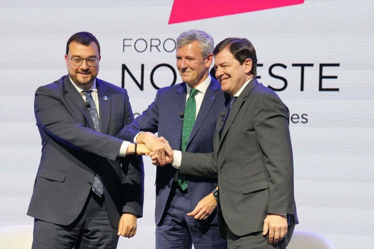 Los presidentes autonómicos de Galicia, Alfonso Rueda, Asturias, Adrián Barbón, y Castilla y León, Alfonso Fernández Mañueco, en el Foro del Noroeste.