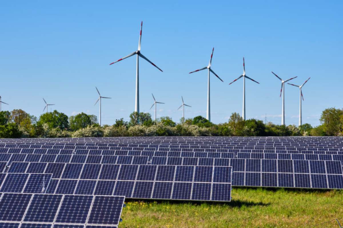 Planta solar y eólica. / iStock