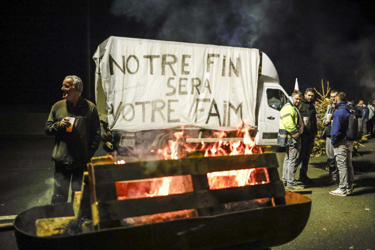 agricultores bloquean la a15 de acceso a paris