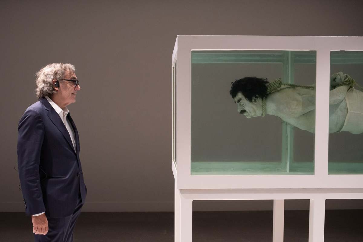 El empresario Tatxo Benet frente a una de las obras del Museo del Arte Prohibido. EP