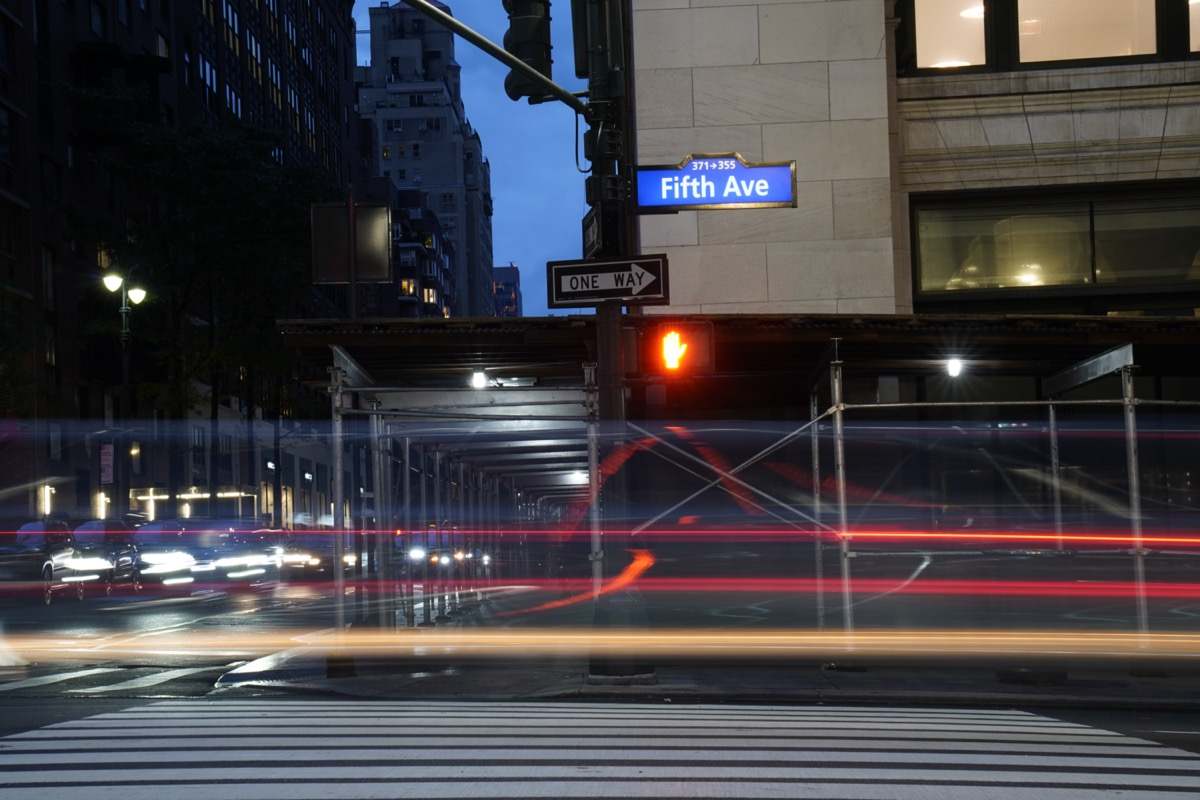 Foto nocturna avenida de Nueva York