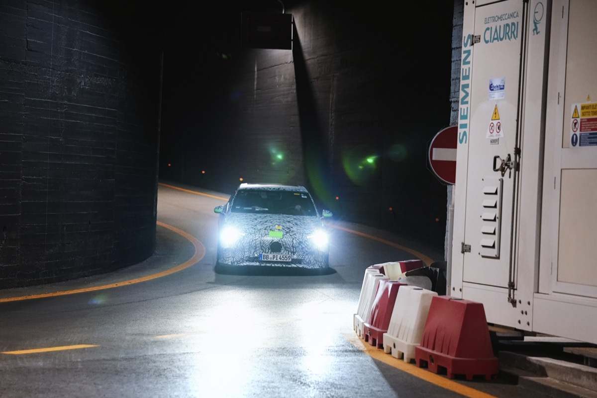 El Mercedes CLA eléctrico (de preserie) entrando a recargar