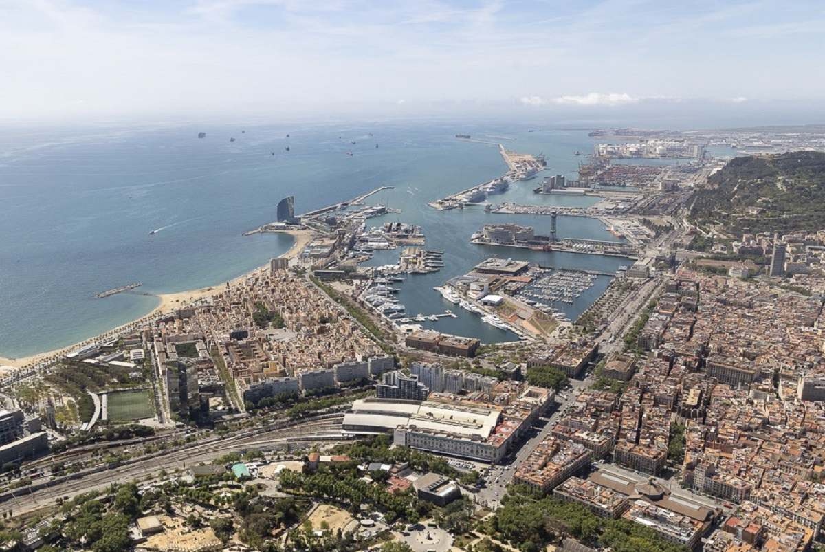Vista aérea del Puerto de Barcelona. EE