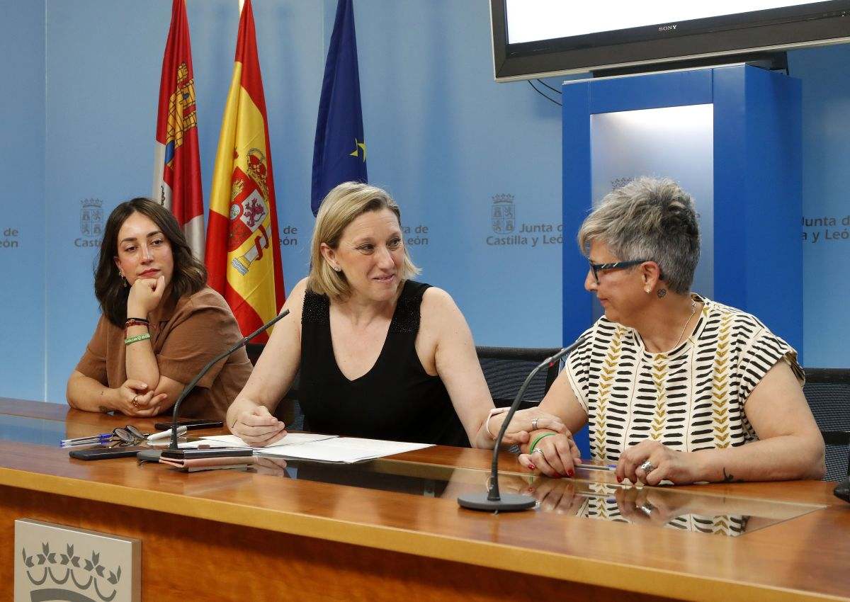 La consejera de Familia e Igualdad de Oportunidades de CYL, Isabel Blanco, en el centro, firma convenio sobre el ELA