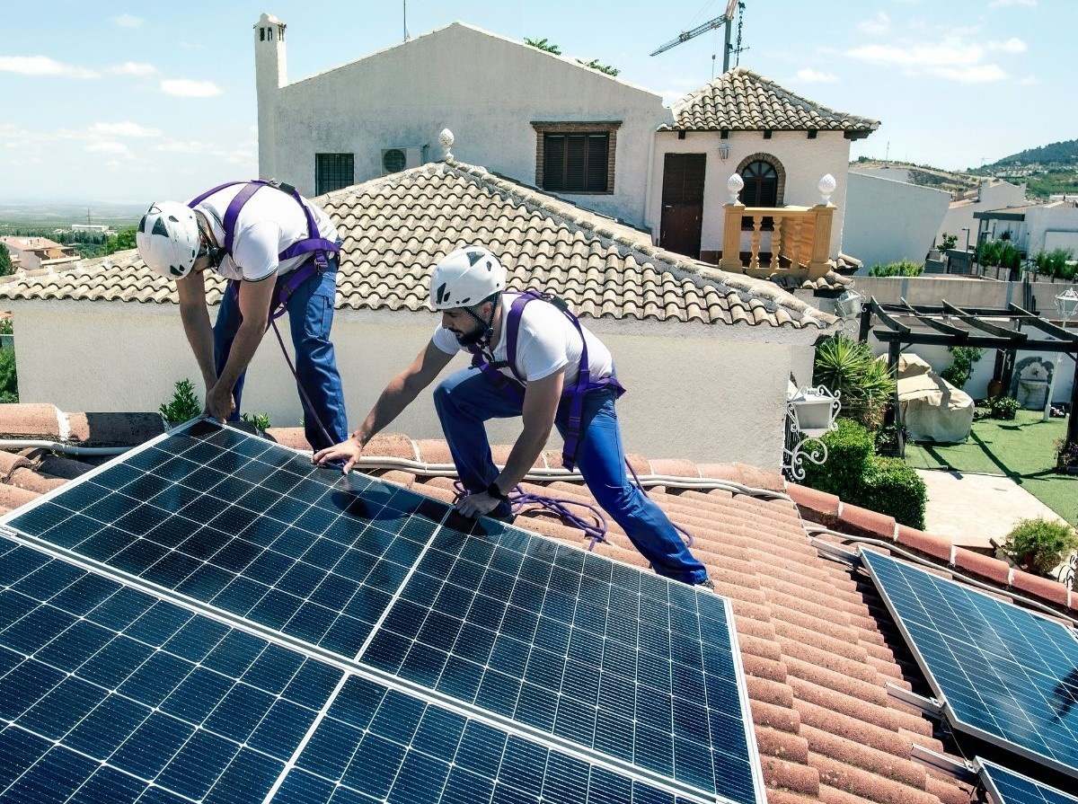 Dos operarios instalan unas placas solares. ENDESA