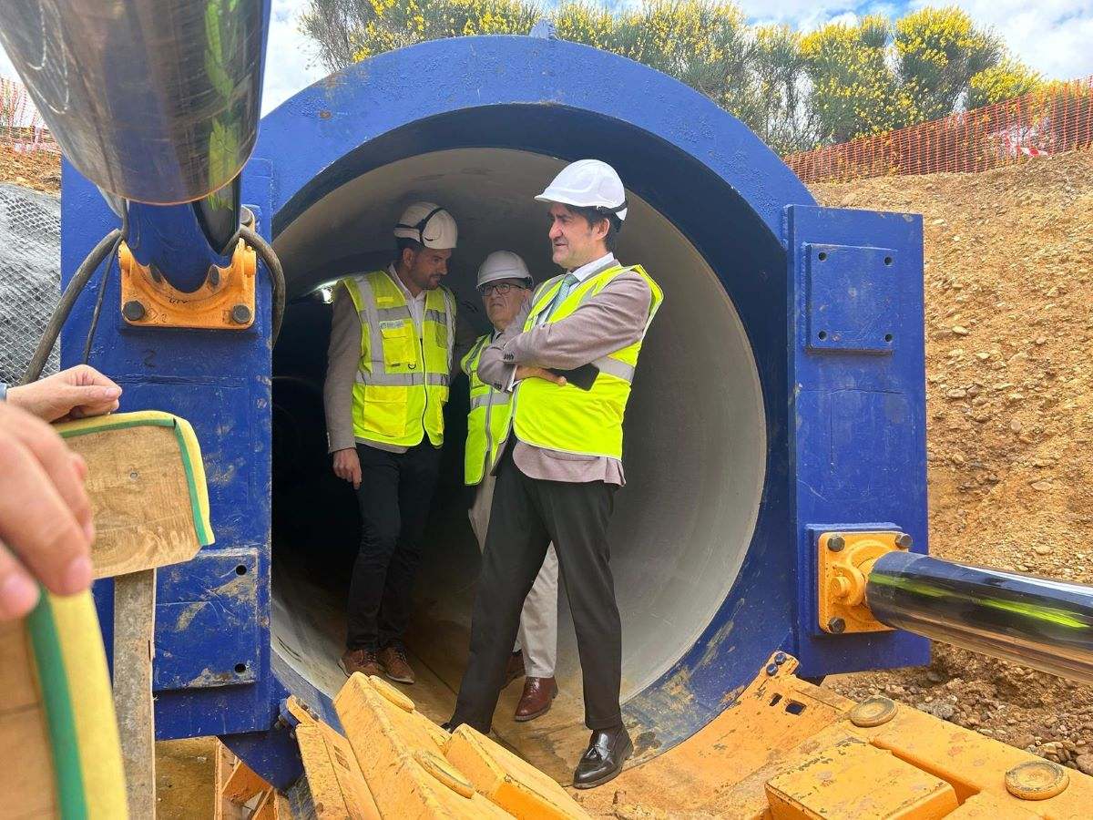 Consejero de Medio Ambiente, Vivienda y Ordenación del Territorio de CyL visita obras polígono de Villadangos