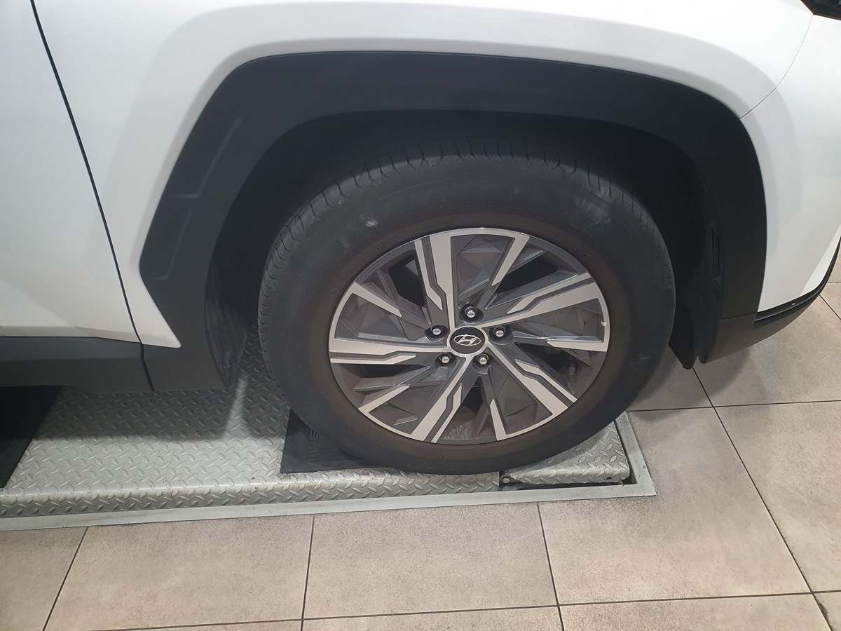 Rueda de un coche en un taller