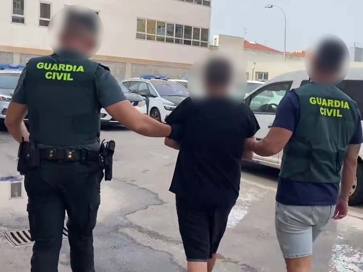 Imagen de una de las detenciones facilitada por la Guardia Civil.