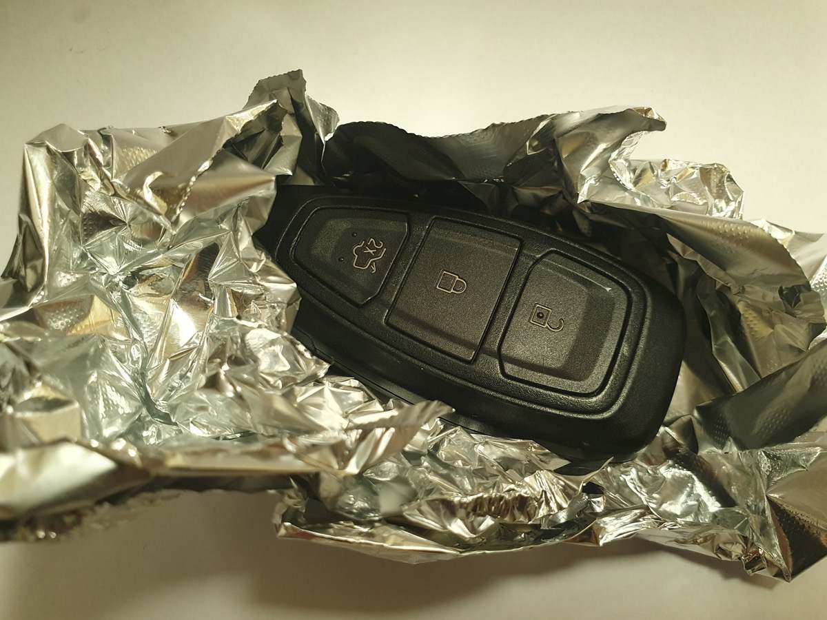 Llave de coche envuelta en papel de aluminio
