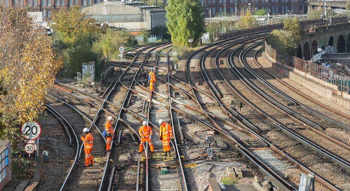 obreros en un cruce ferroviario