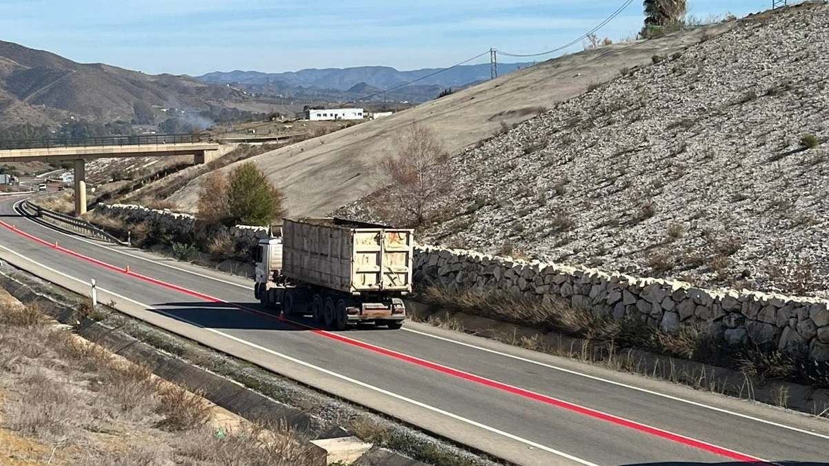 Línea roja en la carretera de Málaga. / Foto: Junta de Andalucía